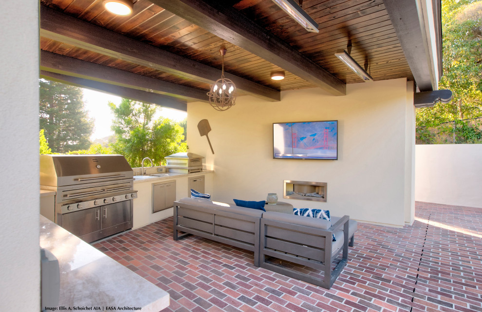 Idées déco pour une petite terrasse arrière éclectique avec une cuisine d'été, des pavés en brique et un gazebo ou pavillon.