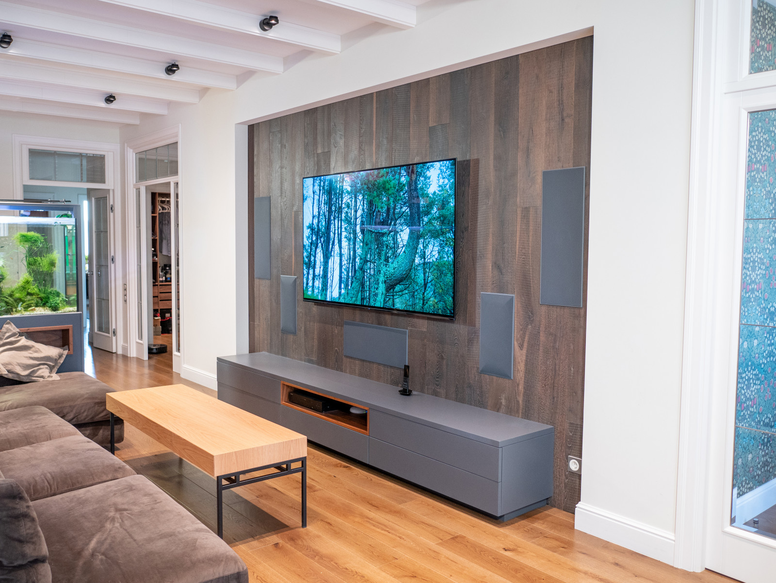 Домашний кинотеатр в современной квартире