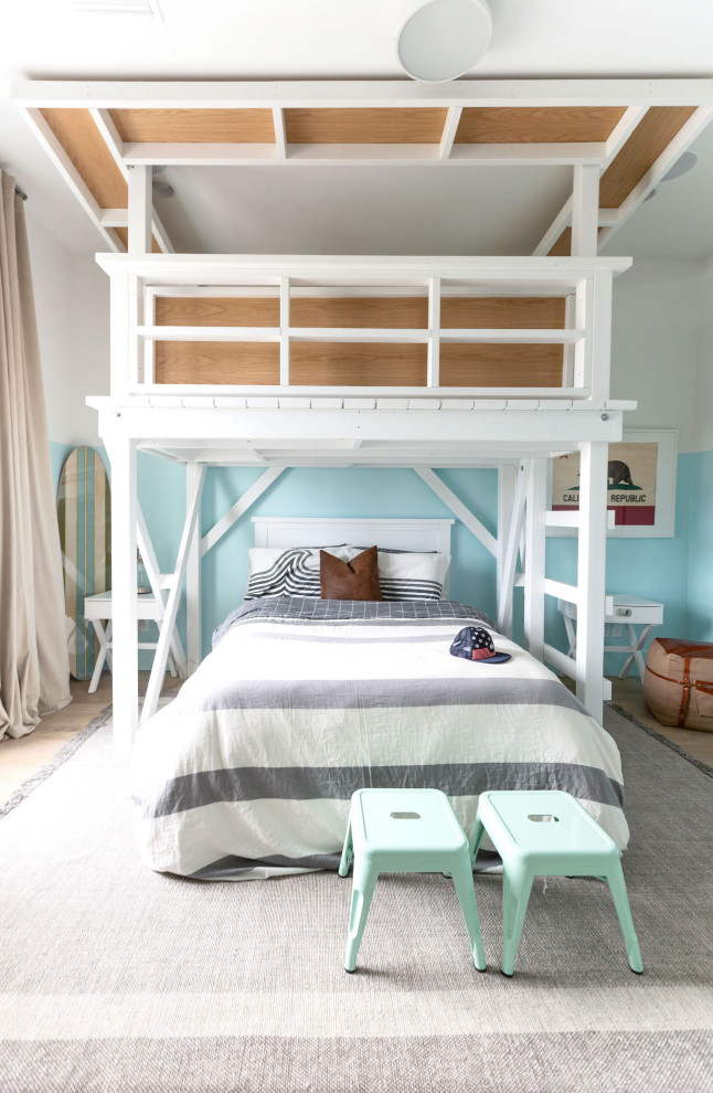 Foto de dormitorio infantil marinero de tamaño medio con paredes blancas, suelo de madera clara y suelo beige
