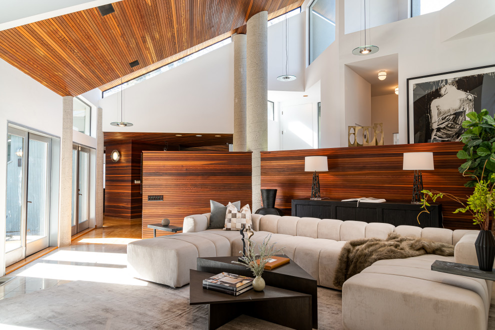 Esempio di un soggiorno eclettico aperto con pareti bianche, pavimento grigio, soffitto a volta e soffitto in legno