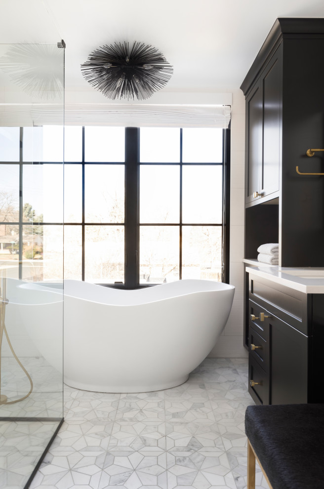 Inspiration för mellanstora eklektiska vitt en-suite badrum, med skåp i shakerstil, svarta skåp, ett fristående badkar, bänkskiva i kvarts, en kantlös dusch och dusch med gångjärnsdörr