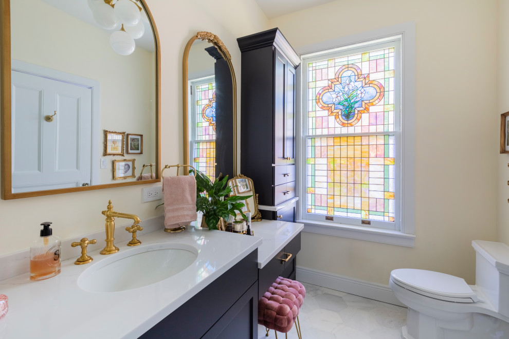 Свежая идея для дизайна: маленькая главная ванная комната в классическом стиле с фасадами в стиле шейкер, черными фасадами, душем в нише, раздельным унитазом, белой плиткой, мраморной плиткой, желтыми стенами, мраморным полом, врезной раковиной, столешницей из искусственного кварца, белым полом, душем с распашными дверями, белой столешницей, нишей, тумбой под одну раковину и встроенной тумбой для на участке и в саду - отличное фото интерьера