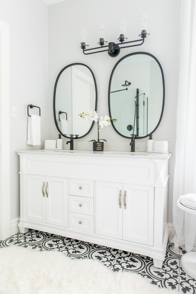 Example of a transitional home design design in Toronto
