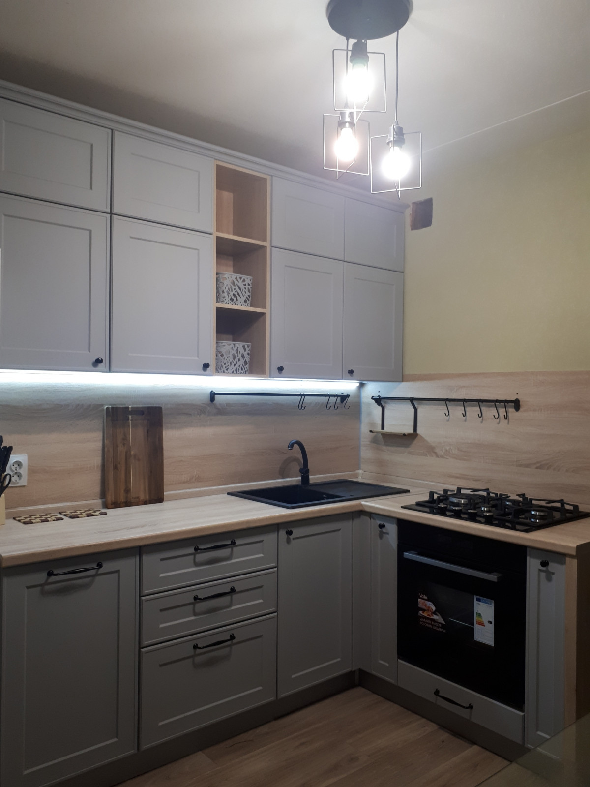 Светло-серая угловая кухня