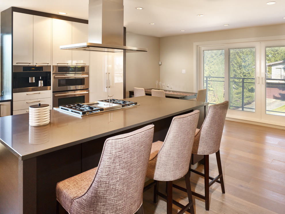 Photo of a contemporary kitchen in Vancouver with with island.