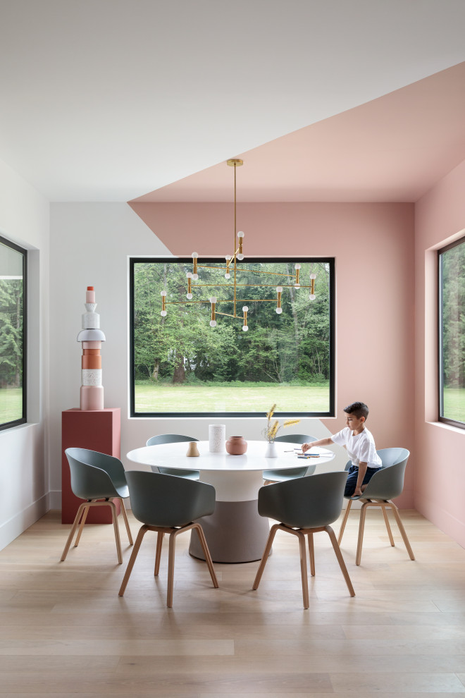 Свежая идея для дизайна: кухня-столовая среднего размера в стиле модернизм с светлым паркетным полом - отличное фото интерьера