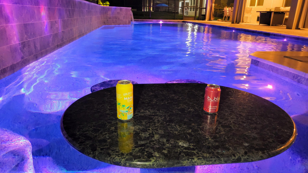 Party Pool in Apopka with Bar, Spa, Sun Ledge and Table.