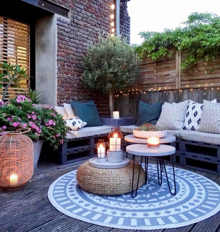 Transitional home design photo in Chicago