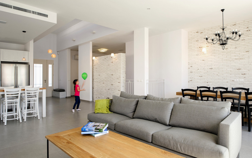 Photo of a modern open concept living room in Tel Aviv with white walls.