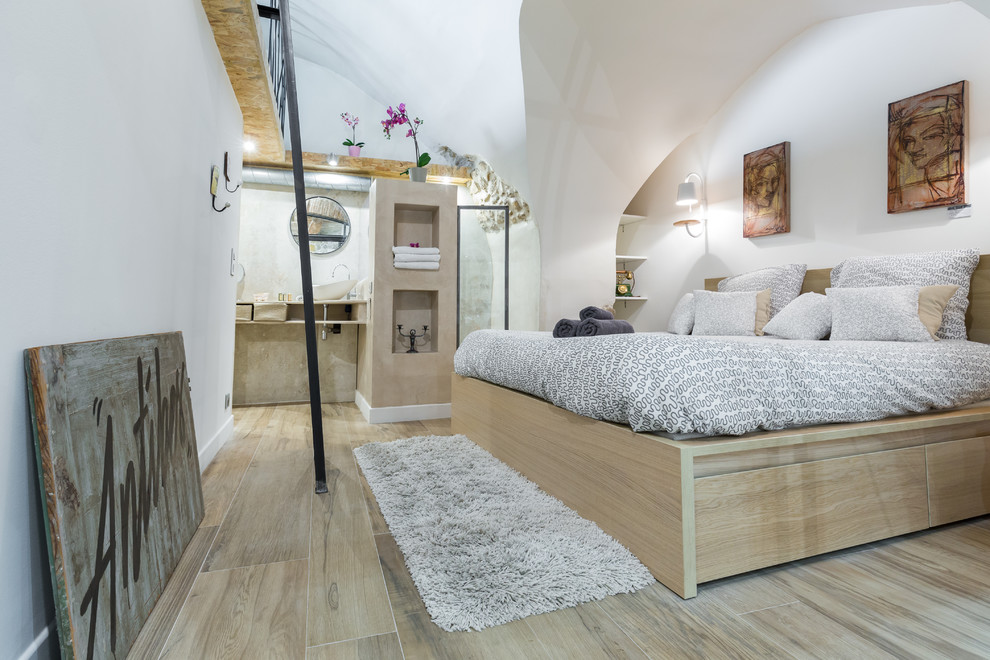 Contemporary bedroom in Nice.