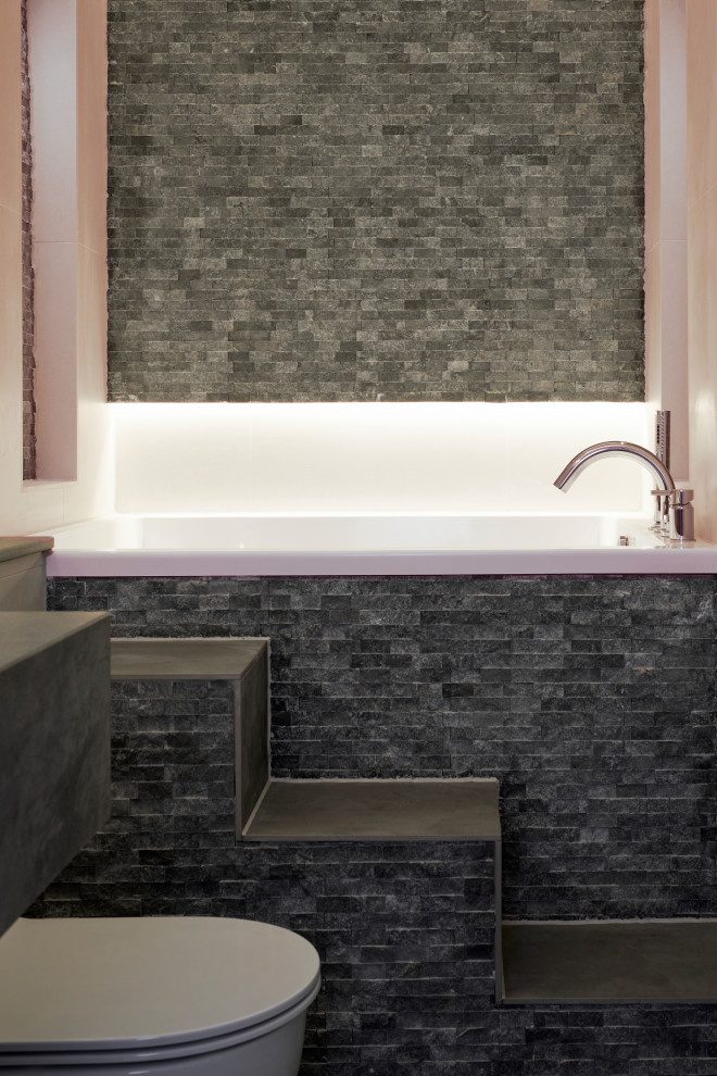 Стильный дизайн: маленькая детская ванная комната: освещение в современном стиле с японской ванной, инсталляцией и тумбой под одну раковину для на участке и в саду - последний тренд
