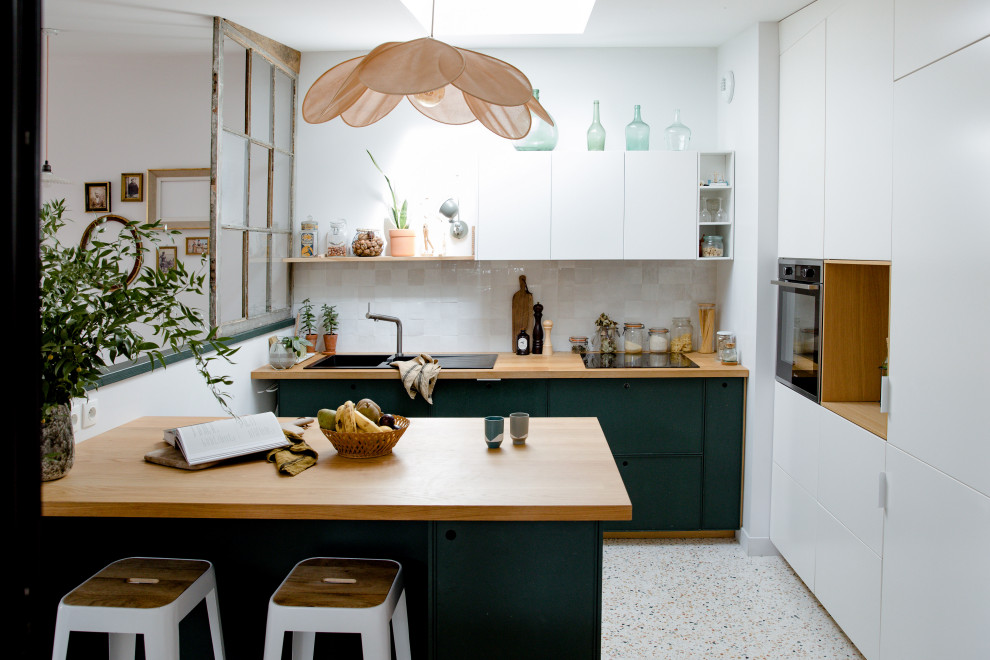 Photo of a midcentury kitchen in Nantes.