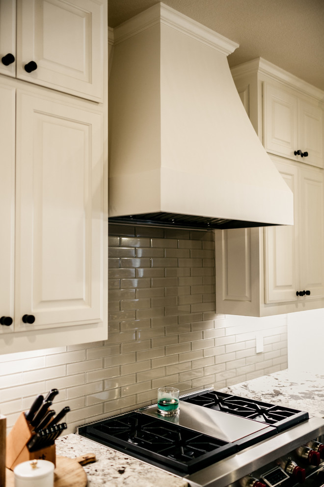 Transitional home design photo in Dallas