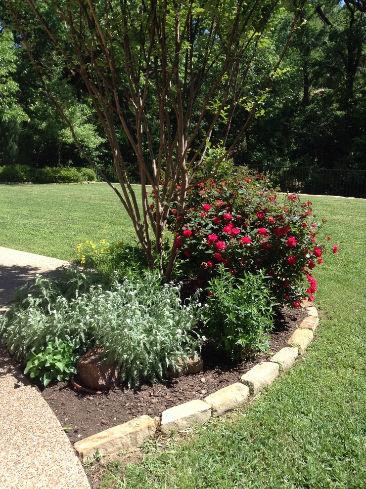 Design ideas for a large arts and crafts front yard partial sun garden for spring in Dallas with mulch.