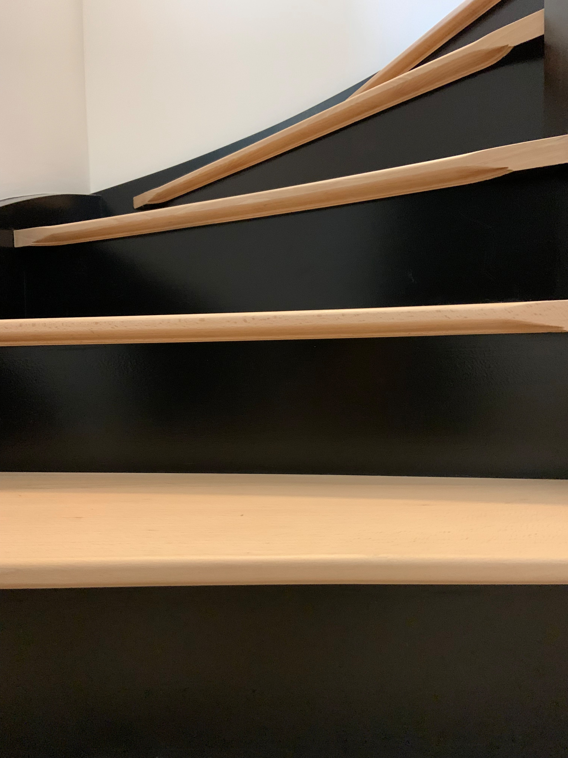 Design Mobilier - Agencement sur mesure-création de rangenements sous escalier
