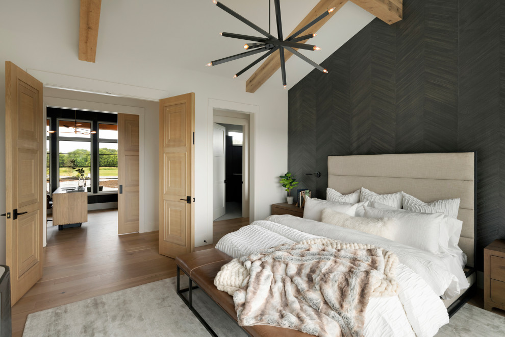 Imagen de dormitorio principal y abovedado clásico renovado con suelo de madera clara y papel pintado