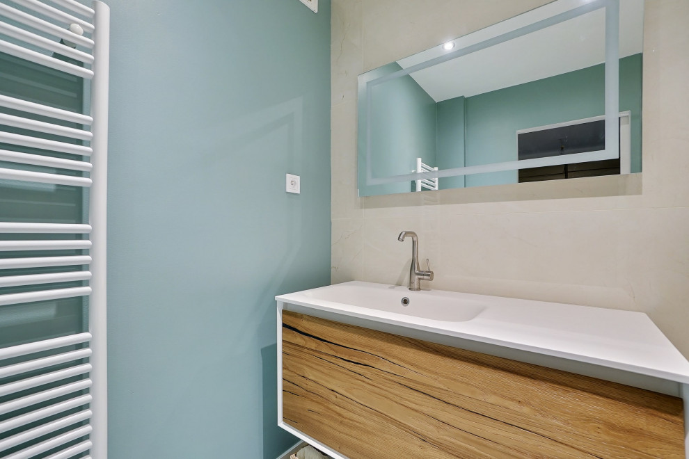 Cette photo montre une salle d'eau moderne en bois vieilli de taille moyenne avec un placard à porte affleurante, une douche à l'italienne, WC séparés, un carrelage beige, des carreaux de céramique, un mur beige, un sol en carrelage de céramique, un lavabo encastré, un plan de toilette en quartz, un sol bleu et un plan de toilette blanc.
