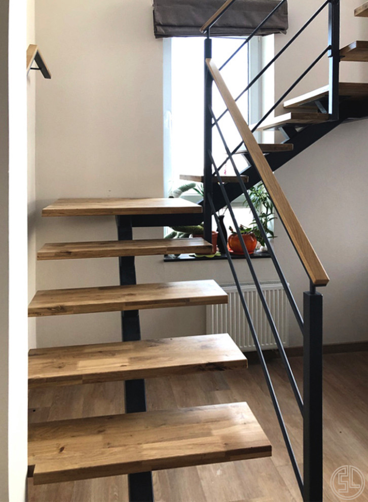 Деревянная лестница на монокосоуре