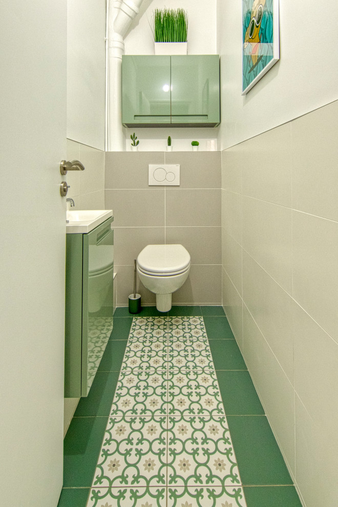 Idee per un bagno di servizio minimalista con ante verdi, WC sospeso, piastrelle beige, piastrelle in ceramica, pareti bianche, pavimento con piastrelle in ceramica, lavabo sospeso, pavimento verde e mobile bagno sospeso