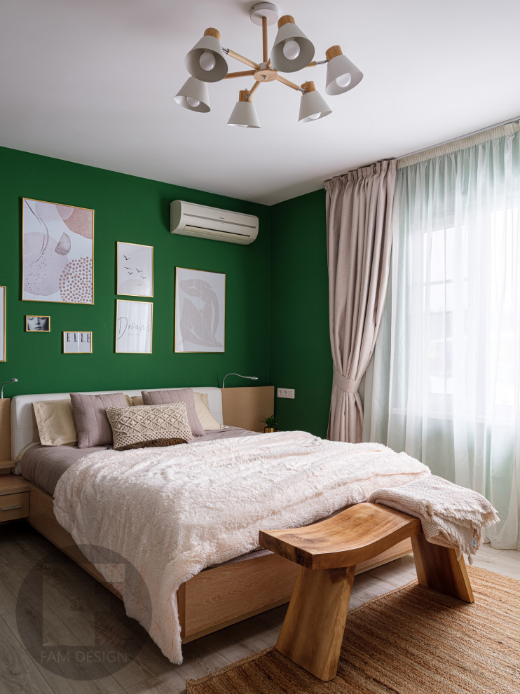 Diseño de dormitorio principal escandinavo grande con paredes verdes, suelo laminado y suelo gris