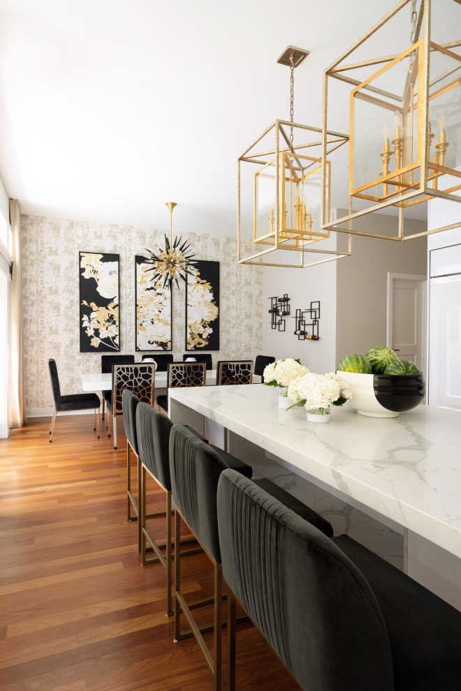 Große Moderne Wohnküche mit beiger Wandfarbe, braunem Holzboden und Tapetenwänden in Philadelphia