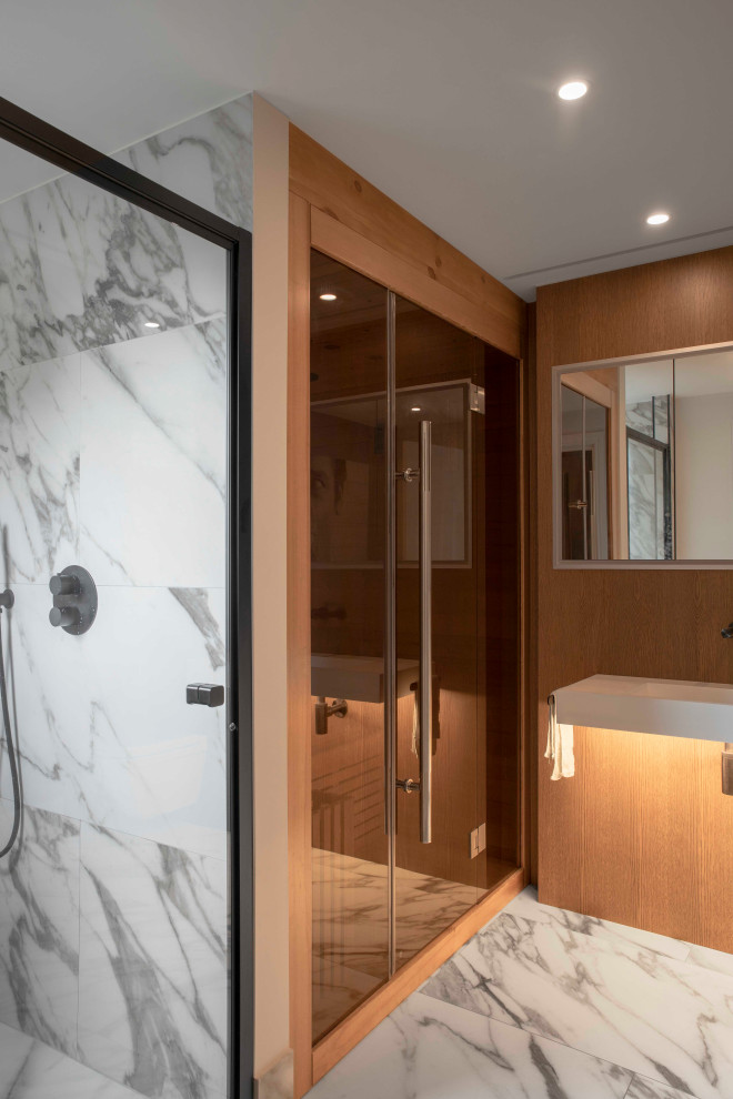 Стильный дизайн: большая главная ванная комната в современном стиле с фасадами цвета дерева среднего тона, открытым душем, инсталляцией, мраморным полом, подвесной раковиной, душем с распашными дверями, акцентной стеной, тумбой под одну раковину и подвесной тумбой - последний тренд