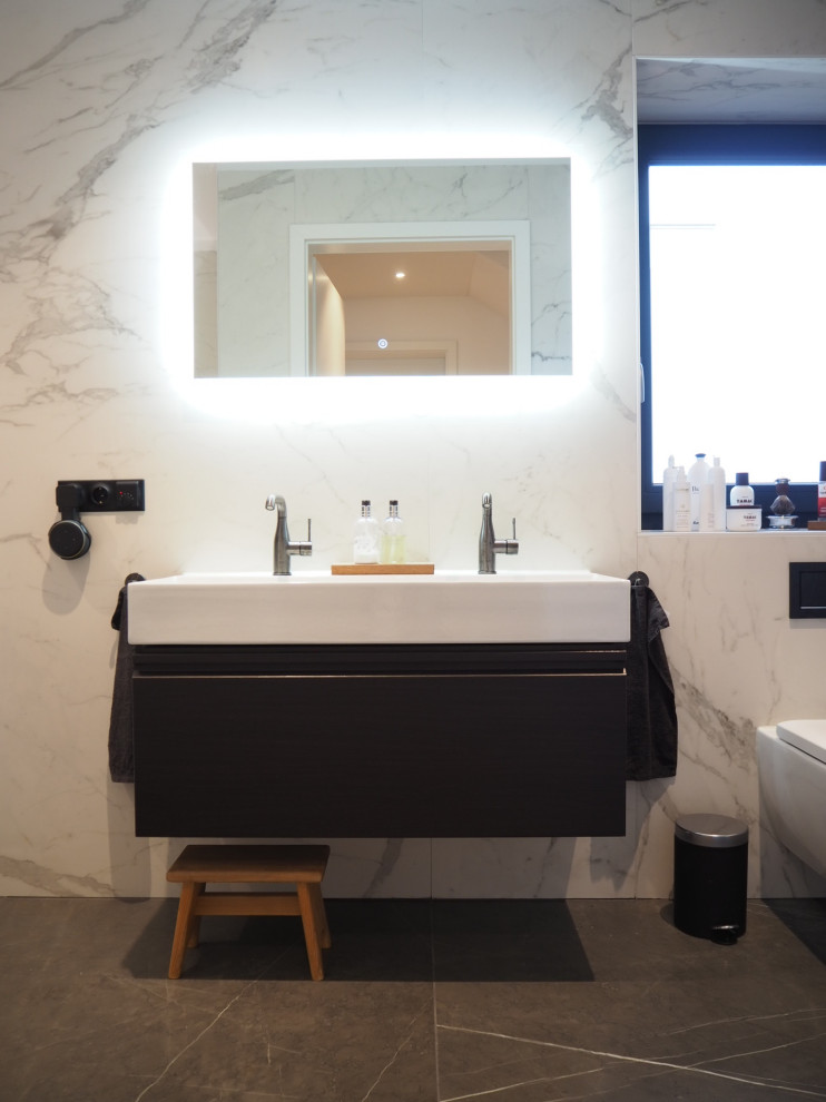 Idées déco pour une salle de bain moderne en bois foncé de taille moyenne avec un placard à porte plane, un carrelage noir et blanc, des carreaux de céramique, un mur blanc, un sol en carrelage de céramique, un plan vasque, un sol gris, meuble double vasque et meuble-lavabo suspendu.