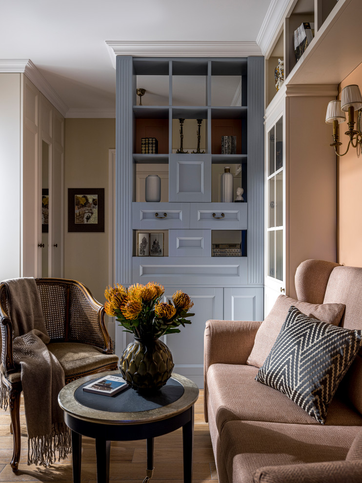Idee per un soggiorno chic con pareti beige, pavimento in legno massello medio e pavimento marrone