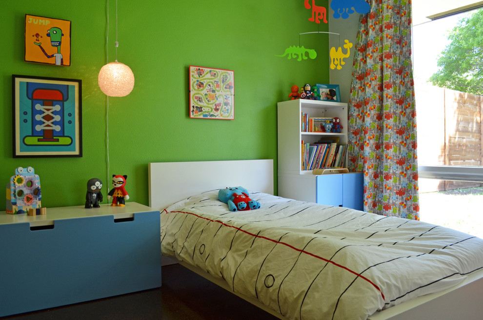 Design ideas for a midcentury kids' bedroom for kids 4-10 years old and boys in Dallas with green walls.