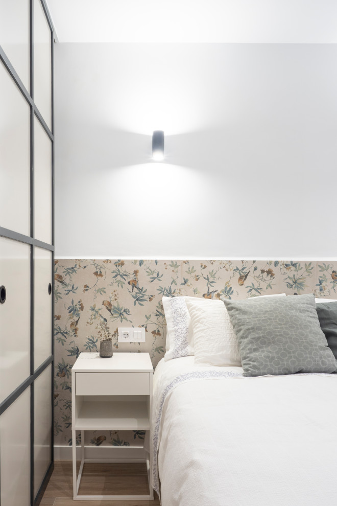 Ejemplo de dormitorio tipo loft escandinavo pequeño con paredes blancas, suelo de baldosas de cerámica y suelo beige