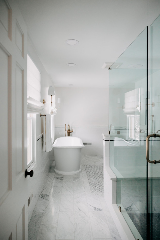 Cette image montre une salle de bain traditionnelle avec des portes de placard noires, une baignoire indépendante, une douche ouverte, un mur blanc, un sol en carrelage de céramique, meuble double vasque et meuble-lavabo sur pied.