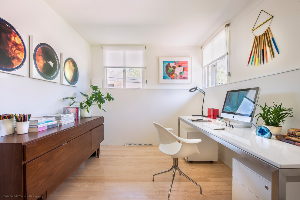 Design ideas for a small midcentury home office in Los Angeles.