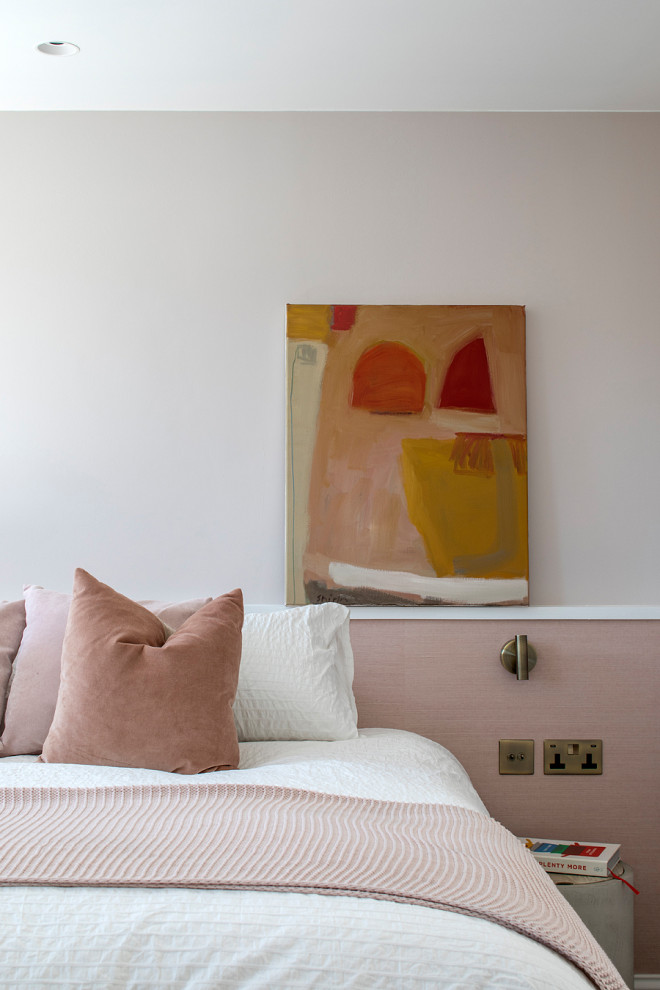 Стильный дизайн: гостевая спальня среднего размера, (комната для гостей) в стиле неоклассика (современная классика) с розовыми стенами, ковровым покрытием, бежевым полом и обоями на стенах - последний тренд