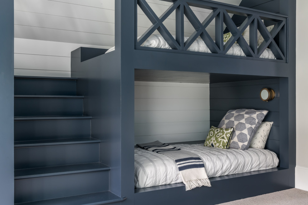 Источник вдохновения для домашнего уюта: гостевая спальня среднего размера, (комната для гостей) в стиле неоклассика (современная классика) с серыми стенами, ковровым покрытием, серым полом и обоями на стенах