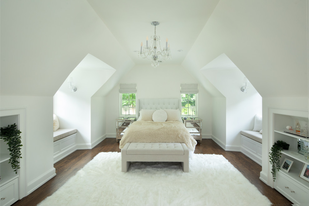 Modelo de dormitorio infantil abovedado minimalista grande con paredes blancas, suelo de madera en tonos medios y suelo marrón