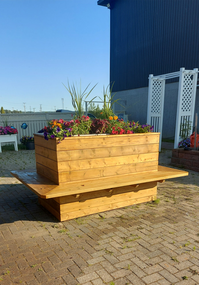 Inspiration for a mid-sized craftsman courtyard ground level deck skirting remodel