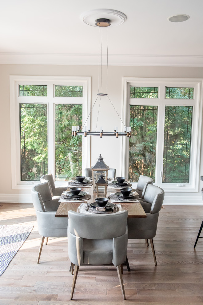 Example of a transitional home design design in Toronto