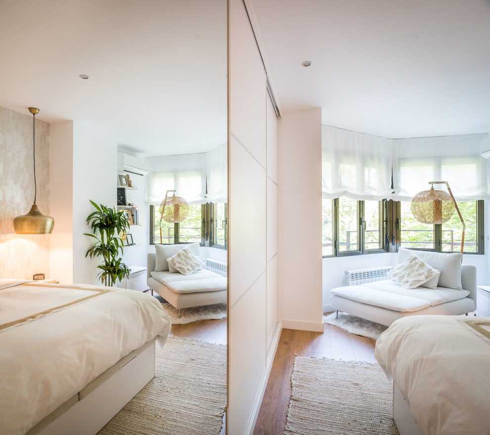 Design ideas for a contemporary bedroom in Madrid.