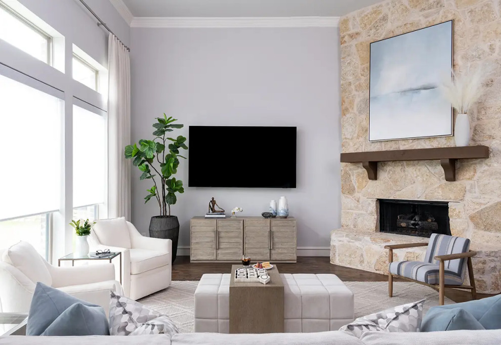 Пример оригинального дизайна: открытая гостиная комната в стиле неоклассика (современная классика) с серыми стенами, темным паркетным полом, угловым камином, фасадом камина из камня, телевизором на стене и коричневым полом
