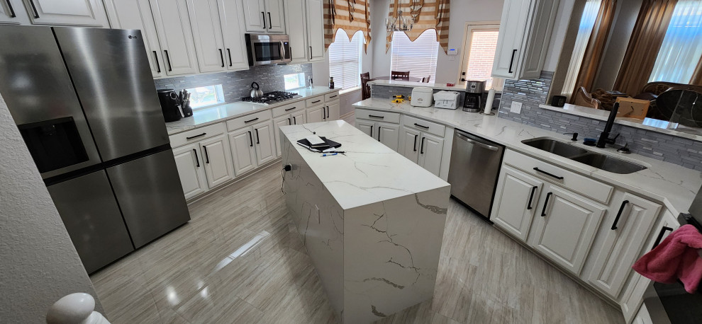 Kitchen - kitchen idea in Houston