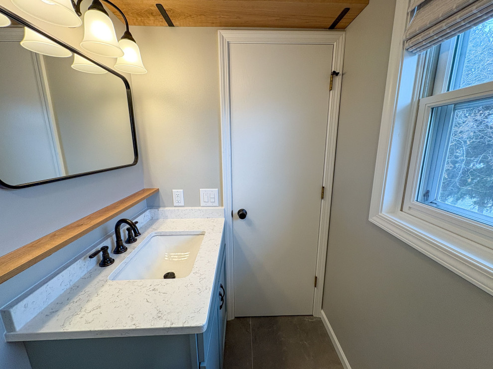 Bathroom - transitional bathroom idea