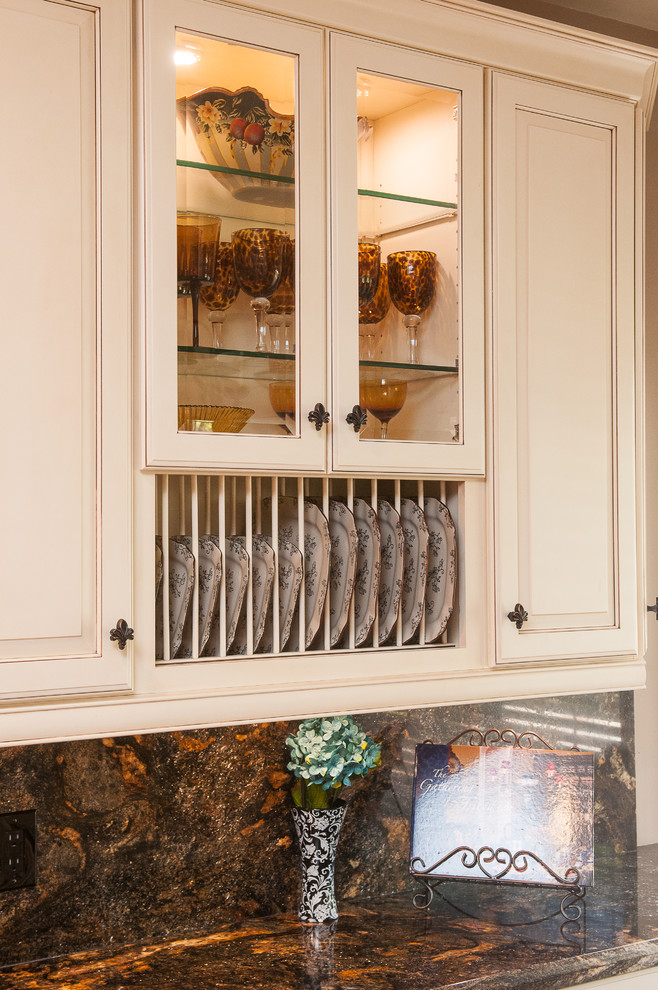 Kitchen - transitional kitchen idea