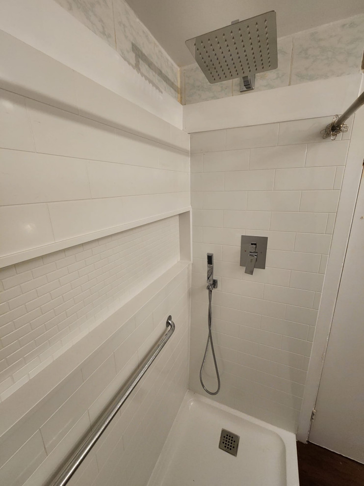 Exempel på ett litet modernt en-suite badrum, med en dusch i en alkov, vita väggar, laminatgolv och dusch med duschdraperi