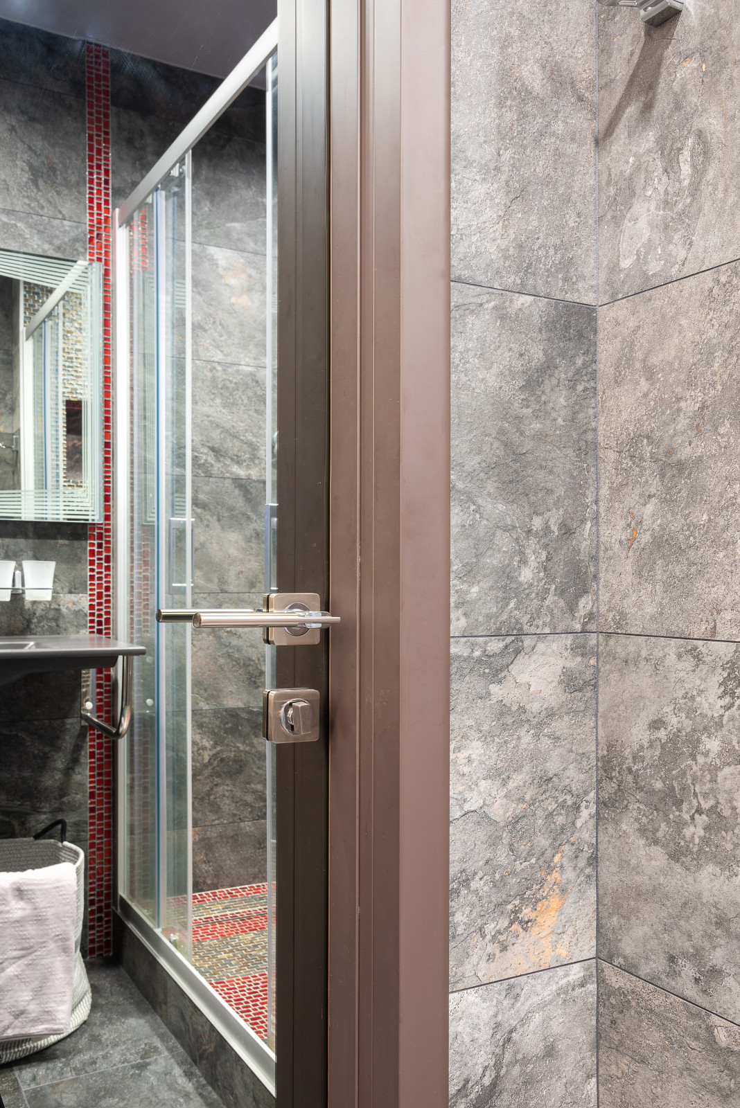 Разные полюса.