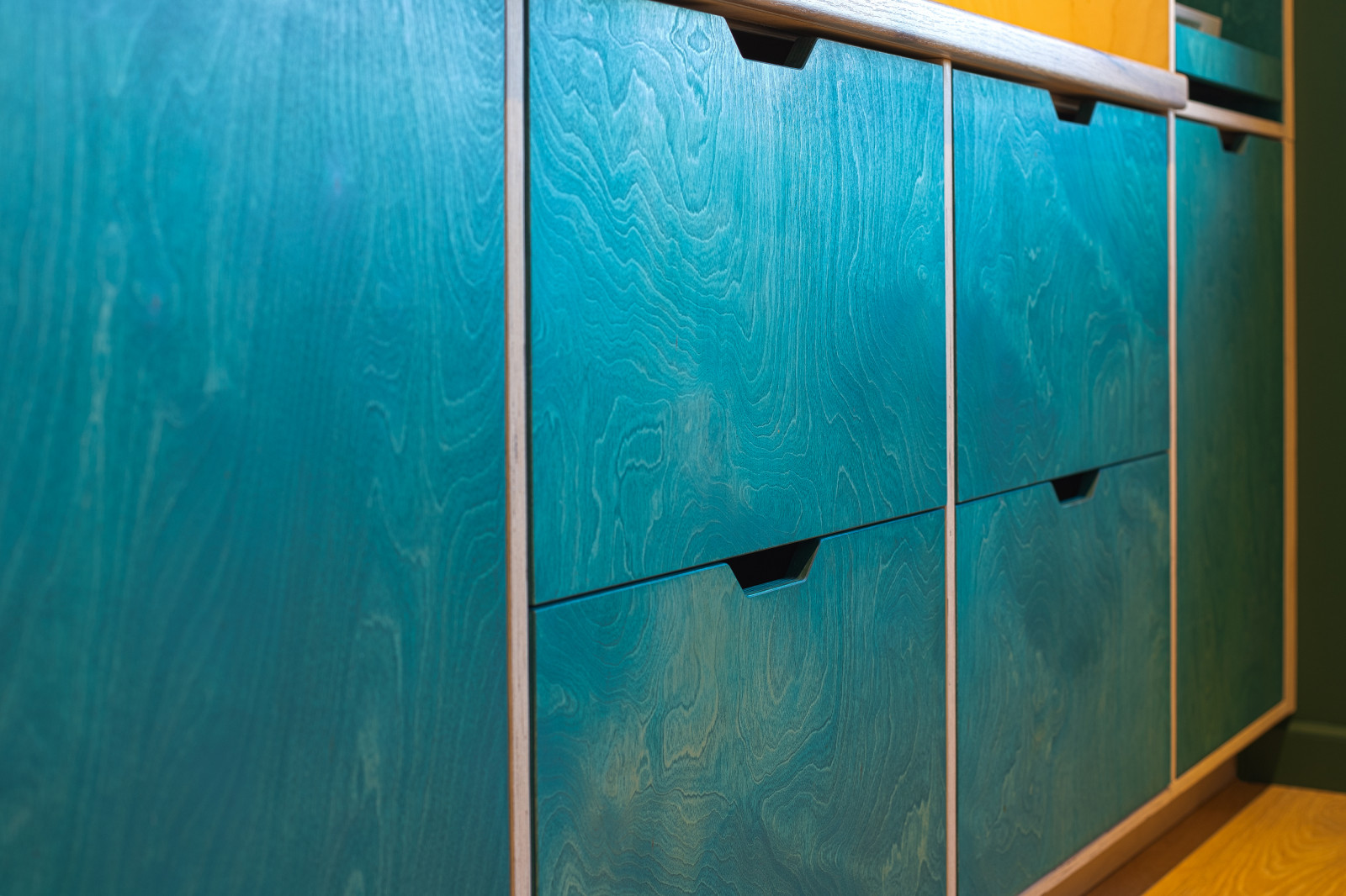 Кухня из фанеры с открытыми торцами ящиков.