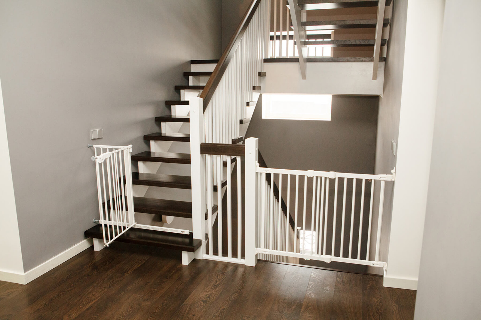 Дубовая комбинированная двухцветная лестница из массива сосны и дуба на косоурах