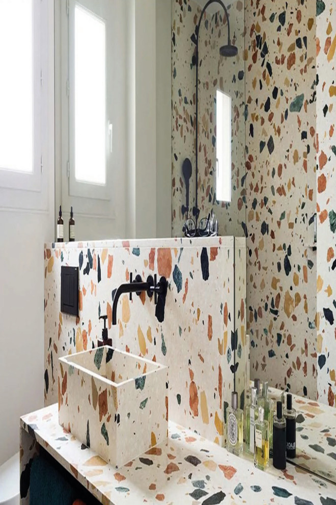 Пример оригинального дизайна: главная ванная комната среднего размера в стиле модернизм с открытыми фасадами, белыми фасадами, угловым душем, разноцветной плиткой, плиткой из травертина, белыми стенами, мраморным полом, настольной раковиной, столешницей из искусственного камня, разноцветным полом, душем с распашными дверями, разноцветной столешницей, тумбой под одну раковину и встроенной тумбой
