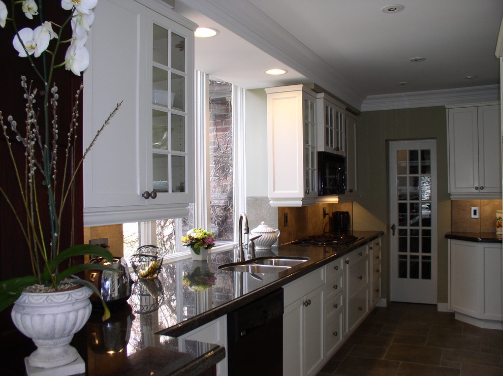 Kitchen - transitional kitchen idea in Toronto