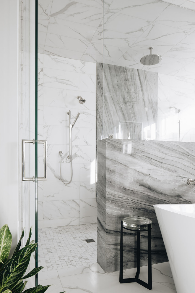 Источник вдохновения для домашнего уюта: большая главная ванная комната в стиле неоклассика (современная классика) с фасадами с декоративным кантом, серыми фасадами, отдельно стоящей ванной, двойным душем, раздельным унитазом, серыми стенами, полом из керамогранита, врезной раковиной, столешницей из кварцита, белым полом, душем с распашными дверями, серой столешницей, сиденьем для душа, тумбой под две раковины и напольной тумбой