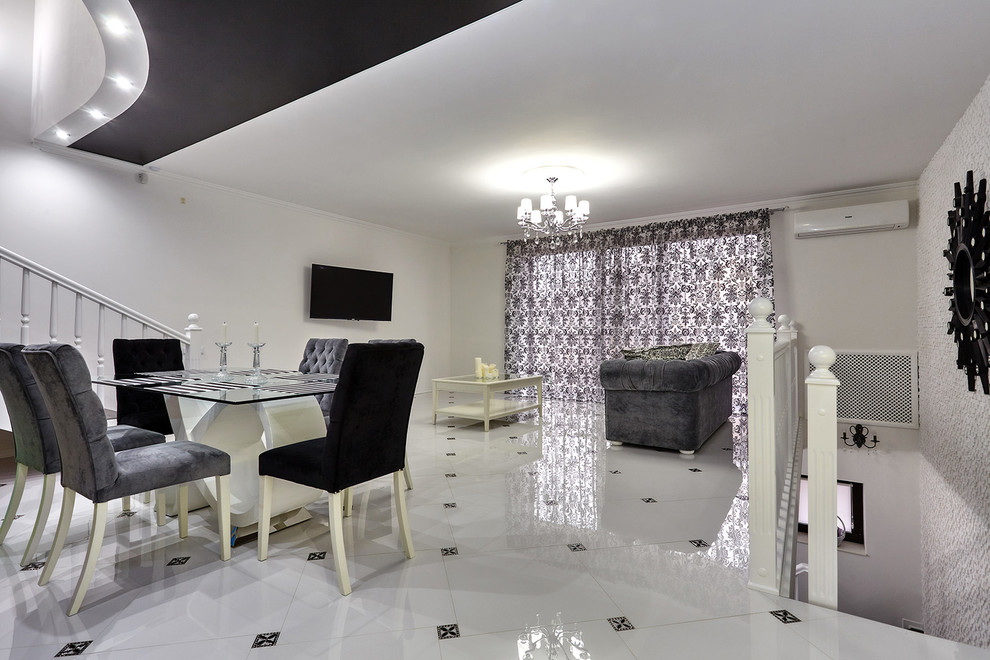 Дуплекс в трех уровнях и чёрно-белых тонах.